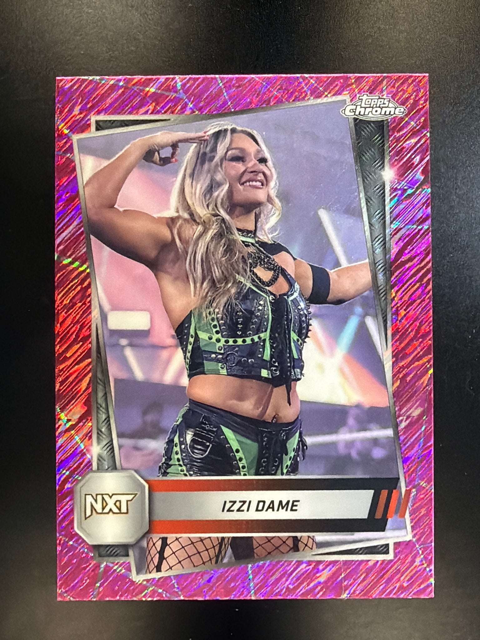 2025 Topps Chrome WWE #55 Izzi Dame Pink Shimmer Refractor