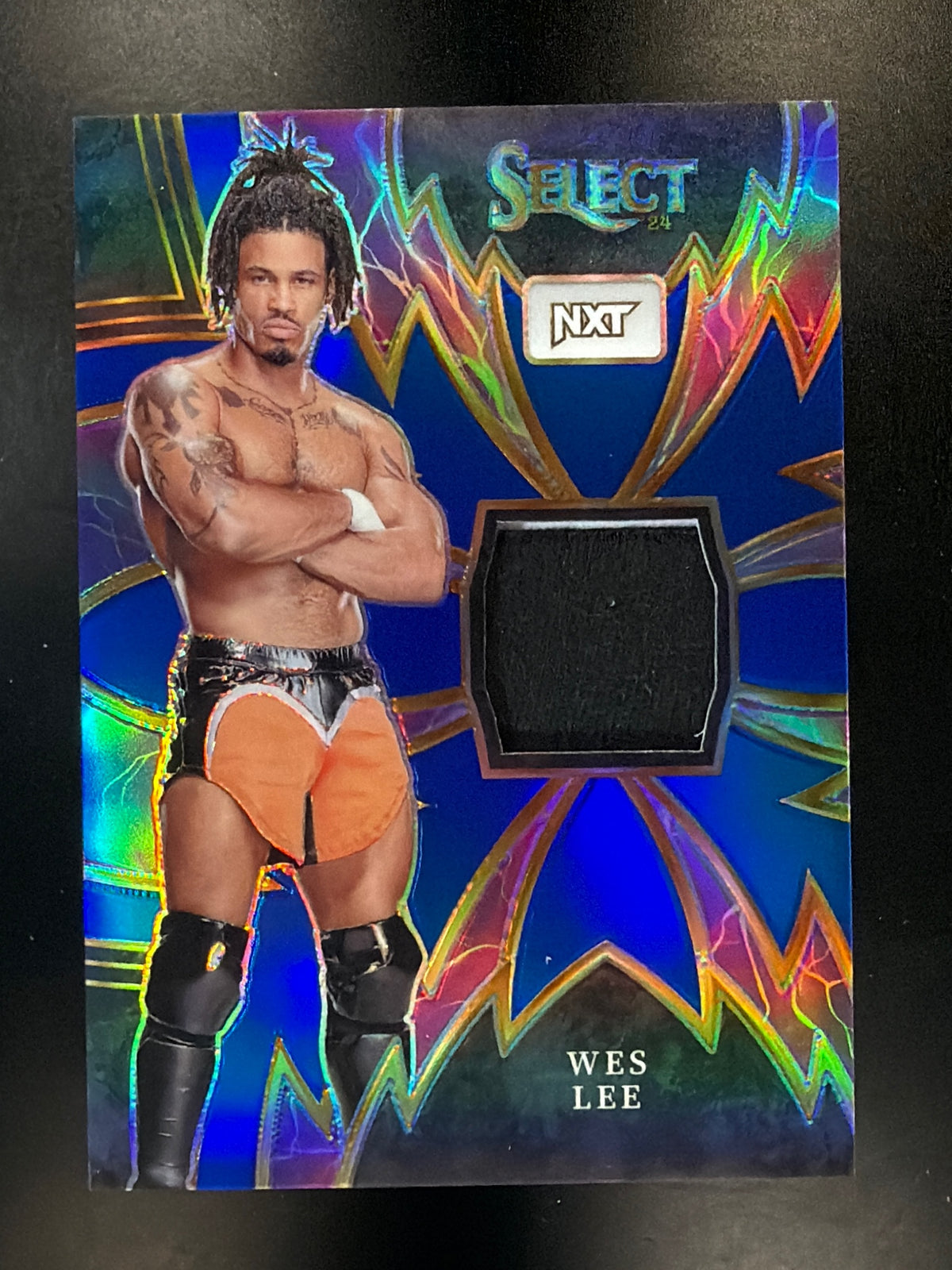 2024 Panini Select WWE #SP-WSL Wes Lee Sparks Memorabilia Blue Prizms #/49